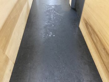 映画館バックヤード床の洗浄ワックス清掃