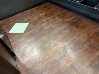 床のベタつき解消!ハンバーグ屋さんの定期メンテナンス清掃を行いました