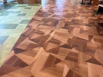 【大学校内食堂】床の定期清掃を実施しました!